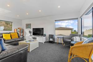 Coastal Home with Rangitoto and Sea Views nr Beach