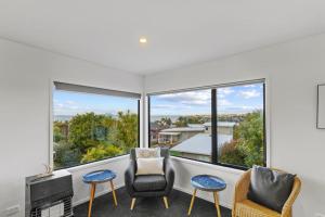 Coastal Home with Rangitoto and Sea Views nr Beach