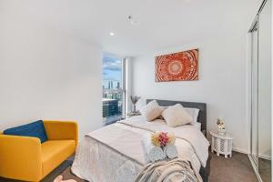 Waterfront Apt with Pool & Views Free Onsite Parking Gym Library