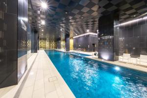 Waterfront Apt with Pool & Views Free Onsite Parking Gym Library