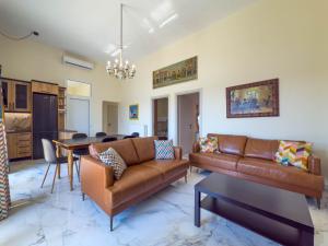 Sun, Sea & Space 100m to beach!