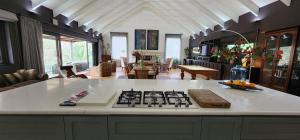 DE LUC FARMHOUSE Ultimate Country Privacy