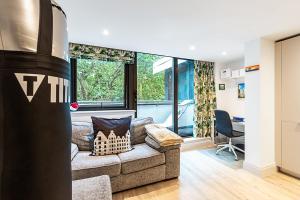 Chiswick Studio Retreat with Private Balcony
