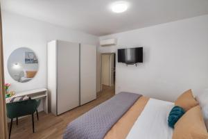 Elegant 2 BR Retreat Top Center