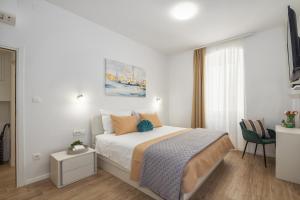 Elegant 2 BR Retreat Top Center