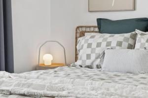 Family Penthouse Apt Lvl 13 with 2 Carparks at Airport