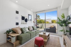 Family Penthouse Apt Lvl 13 with 2 Carparks at Airport