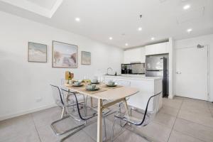 Family Penthouse Apt Lvl 13 with 2 Carparks at Airport