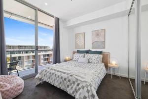 Family Penthouse Apt Lvl 13 with 2 Carparks at Airport