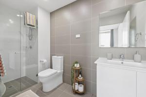 Family Penthouse Apt Lvl 13 with 2 Carparks at Airport