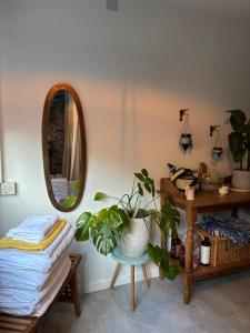 Number 78 Guest house M56 junction 12 located 5 minutes drive from Frodsham Continental breakfast Included