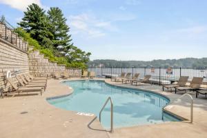 Luxury Lakefront Condo in Wisconsin Dells