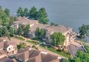 Luxury Lakefront Condo in Wisconsin Dells