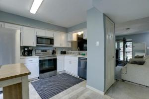 Pets Welcome! Humble Townhome 4 Mi to Airport