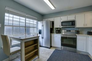 Pets Welcome! Humble Townhome 4 Mi to Airport