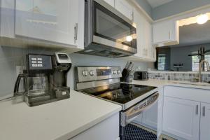 Pets Welcome! Humble Townhome 4 Mi to Airport