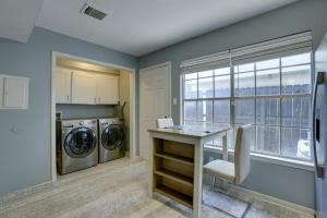 Pets Welcome! Humble Townhome 4 Mi to Airport