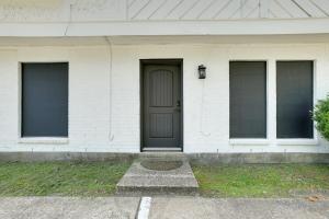 Near Airport & Interstate: Houston Area Townhome
