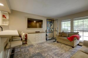 Near Airport & Interstate: Houston Area Townhome