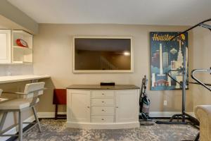 Near Airport & Interstate: Houston Area Townhome