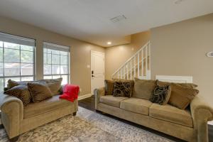 Near Airport & Interstate: Houston Area Townhome