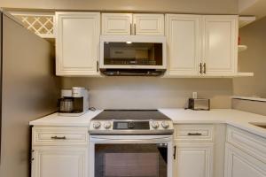 Near Airport & Interstate: Houston Area Townhome
