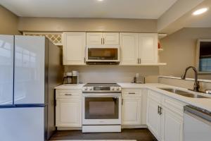 Near Airport & Interstate: Houston Area Townhome