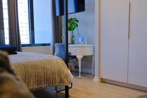 Stylish CBD Studio with City & Mountain Views - Free Parking
