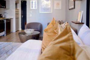 Stylish CBD Studio with City & Mountain Views - Free Parking