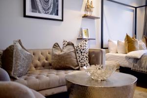 Stylish CBD Studio with City & Mountain Views - Free Parking