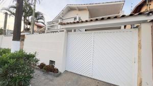 Paraiso a Beira Mar - Sobrado com 6 Suites, Piscina, Ar Condicionado, Wi-Fi, Churrasqueira e Vista para as Montanhas