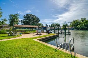 2 Mi to Homosassa Springs Riverfront Home with Dock - 4hvězdičkové hotely ve městě Homosassa