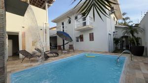 Paraiso a Beira Mar - Sobrado com 6 Suites, Piscina, Ar Condicionado, Wi-Fi, Churrasqueira e Vista para as Montanhas