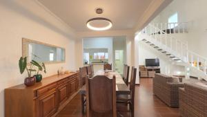 Paraiso a Beira Mar - Sobrado com 6 Suites, Piscina, Ar Condicionado, Wi-Fi, Churrasqueira e Vista para as Montanhas