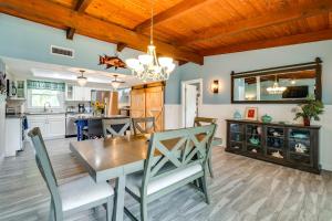 2 Mi to Homosassa Springs Riverfront Home with Dock