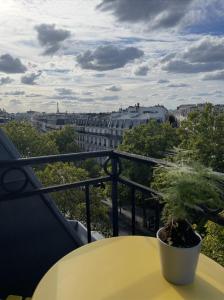 Eiffel Tower View Apartment
