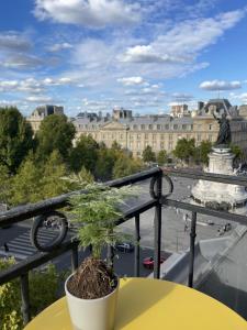 Eiffel Tower View Apartment