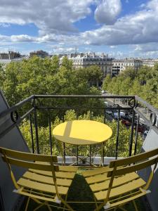 Eiffel Tower View Apartment