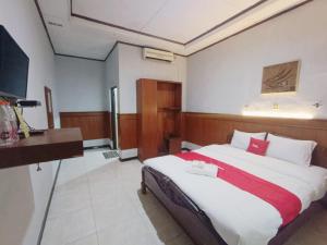 Hotel Istana Syariah Pekalongan by Hello Room
