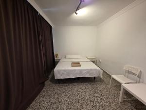 habitación privada preciosa centro malaga enfrente de la estación de tren María zambrano y dos centros comerciales y también cerca a la playa Wi-Fi la mejor zona de Málaga