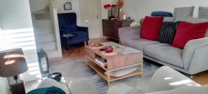 - Quiet & charming 2BR Cottage, with Kingsize, free parking and private garden, suits relocation & extended stays - min 15 nights -