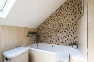 Cosy, bright, king bed near Aviva, 3arena and beach