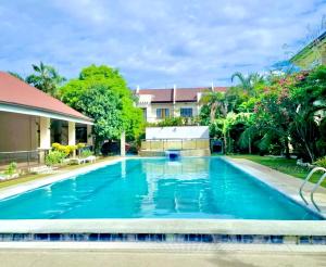 Cozy 3BR Family Home with Shared Pool Access