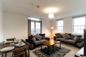 Lovely 2 Bed Harbourside Apartment with Sea Views