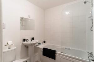 Lovely 2 Bed Harbourside Apartment with Sea Views