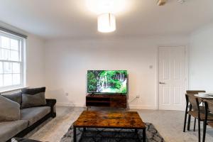 Lovely 2 Bed Harbourside Apartment with Sea Views