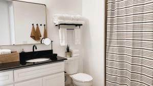 Designer Condo 2 beds Sleeps 4 Dogs welcome!