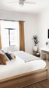 Designer Condo 2 beds Sleeps 4 Dogs welcome!