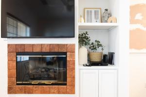 Designer Condo 2 beds Sleeps 4 Dogs welcome!