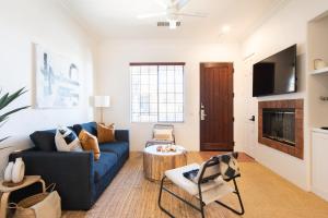 Designer Condo 2 beds Sleeps 4 Dogs welcome!